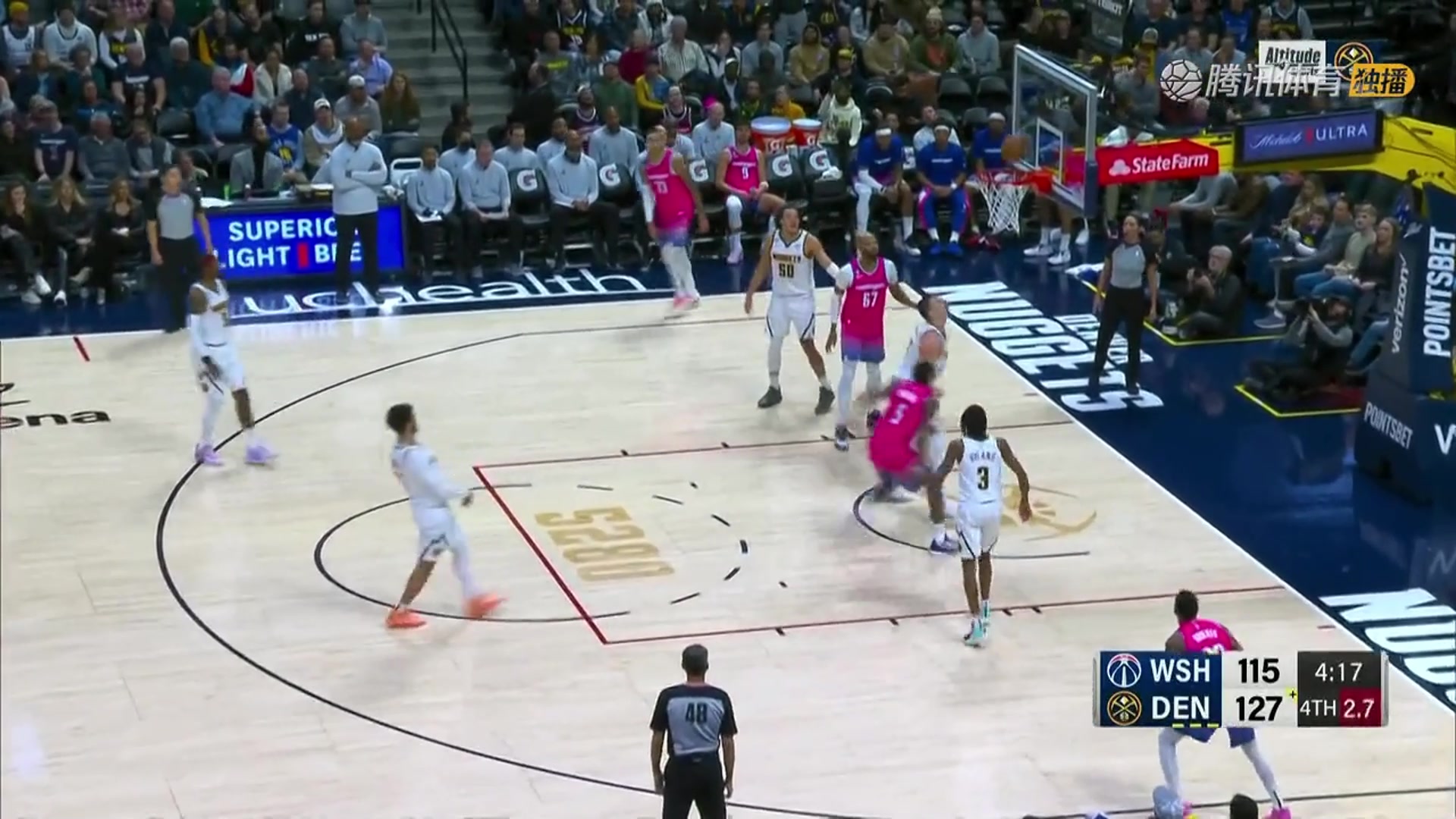 和我一隊(duì)沒這么厲害？巴頓在約基奇頭上搶到前場籃板霸氣補(bǔ)籃得手（約翰·巴頓）